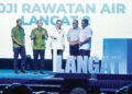 ANWAR Ibrahim pada majlis perasmian Loji Rawatan Air Langat 2, semalam. Turut kelihatan Fadillah Yusof (dua dari kiri) dan Jaseni Maidinsa (kanan). – UTUSAN/SHIDDIEQIIN ZON
