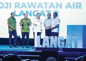 ANWAR Ibrahim pada majlis perasmian Loji Rawatan Air Langat 2, semalam. Turut kelihatan Fadillah Yusof (dua dari kiri) dan Jaseni Maidinsa (kanan). – UTUSAN/SHIDDIEQIIN ZON