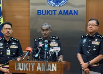 M. KUMAR dalam sidang akhbar di Bukit Aman, semalam.
