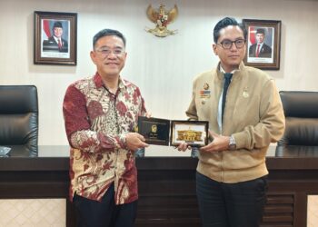 WONG Hon Wai (kiri) bertukar cenderamata dengan Datuk Bandar Medan, Rico Waas di Indonesia.