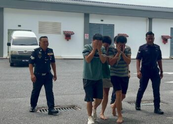 TERTUDUH (dua dari kanan) dibawa masuk ke mahkamah bagi berdepan tuduhan kes pecah rumah pada 18 Julai lalu di Kompleks Mahkamah Kangar, Perlis hari ini. - UTUSAN/ASYRAF MUHAMMAD