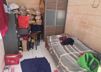 KEADAAN sebuah bilik yang sempit di PPR Loke Yew, Kuala Lumpur.  
– UTUSAN/NUR IZATUL AZWA RAMLI