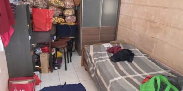 KEADAAN sebuah bilik yang sempit di PPR Loke Yew, Kuala Lumpur.  
– UTUSAN/NUR IZATUL AZWA RAMLI