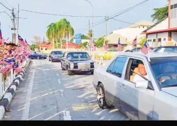 AHLI GPMP menyertai Konvoi Merdeka Classic Mercedes 2025 di Dataran Cempaka Sari, Parit baru-baru ini. - UTUSAN/ASLIZA MUSA