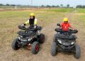 PENGUNJUNG menunggang ATV di sekitar kawasan sawah di Sungai Manik, Pasir Salak. – UTUSAN/ZULFACHRI ZULKIFLI