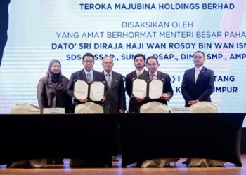 TENGKU Muhammad Iskandar Ri’ayatuddin Shah (tiga dari kanan) berkenan menyaksikan Majlis Menandatangani Memorandun Perjanjian Persefahaman antara Perbadanan Setiausaha Kerajaan Pahang yang diwakili Timbalan Setiausaha Kerajaan Pahang, Datuk Ali Syahbana Sabaruddin (dua dari kiri) dan Teroka Majubina Holdings Bhd yang diwakili Pengarah Eksekutif Teroka Maju Bina Holdings Bhd, Datuk Seri Irmohizam Ibrahim (dua dari kanan) di Hotel Sunway Putra, di sini hari ini. -UTUSAN/SHIDDIEQIIN ZON