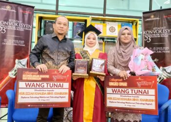 NUR Izzah Khalida Khairudin bersama ibu bapa pada Istiadat Konvokesyen  Politeknik Ungku Omar (PUO) Ke-53 di Ipoh hari ini. - UTUSAN