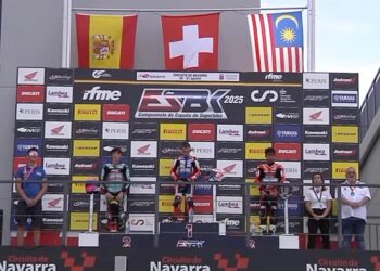 Qabil Irfan (kanan) berada di kedudukan ketiga, manakala, Alessio Arnold muncul sebagai juara (tengah) dan Enzo Zaragoza di tempat kedua pada perlumbaan 2 Kejohanan Superbike Sepanyol di Litar de Navarra, Sepanyol, hari ini. - Ihsan SIC Racing