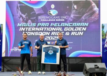 HISHAMUDDIN Abdul Karim (tengah) merasmikan Majlis Pra Pelancaran Kayuhan dan Larian Monsun Emas Antarabangsa (IGMRR) 2025 di Kuala Terengganu.