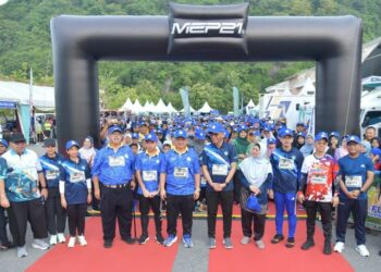TUANKU Syed Faizuddin Putra Jamalullail (tengah) bergambar bersama hampir 2,000 peserta yang menyertai larian Eco Fun Run sejauh tujuh kilometer (km) sekitar kawasan geotapak Bukit Lagi di Dewan 2020, Kangar, Perlis, hari ini. - UTUSAN/IZLIZAN OTHMAN