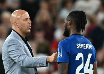 Pengurus Liverpool, Arne Slot bercakap sesuatu dengan Antoine Semenyo selepas insiden penyokong Liverpool melakukan serangan perkauman terhadap pemain Bournemouth itu di Anfield, semalam. - AFP
