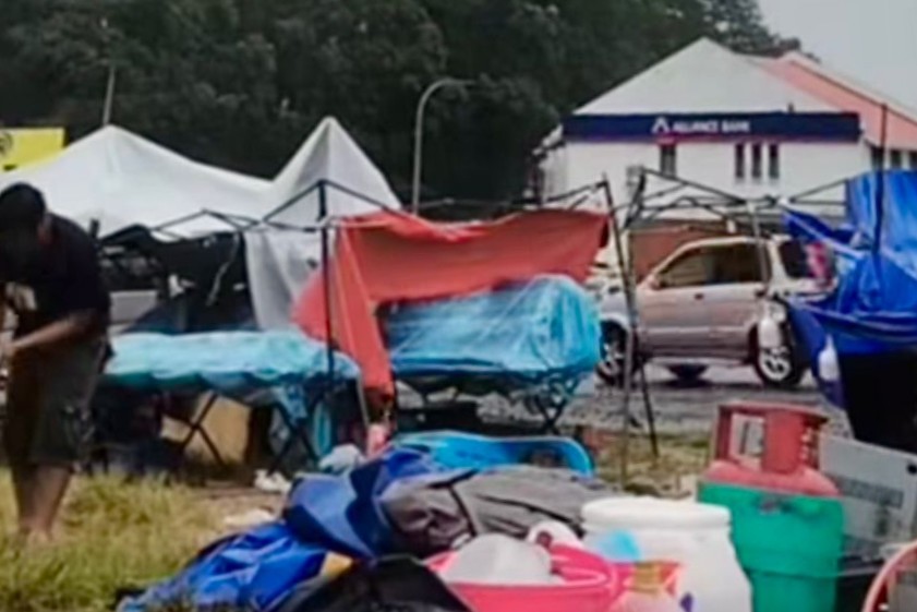 Gerai peniaga pasar malam rosak diterbangkan ribut kencang 1 ribut