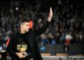 Pemain tengah Manchester City, Rodri melambai kepada peminat ketika dia memasuki padang dengan anugerah Ballon d'Or 2024 yang diterimanya pada 28 Oktober tahun lalu sebelum bermulanya perlawanan bola sepak Liga Perdana Inggeris antara Manchester City dan Tottenham Hotspur di Stadium Etihad di Manchester, November lalu. - AFP