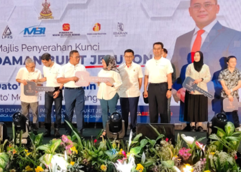 AMIRUDIN (tiga dari kiri) menyampaikan kunci cura kepada pembeli rumah.