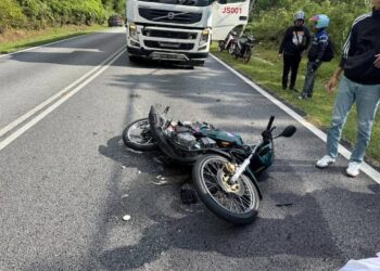 KEADAAN motosikal mangsa yang maut dalam kemalangan di Kilometer 45, Jalan Raya Timur-Barat (JRTB) Gerik-Jeli di Gerik semalam.