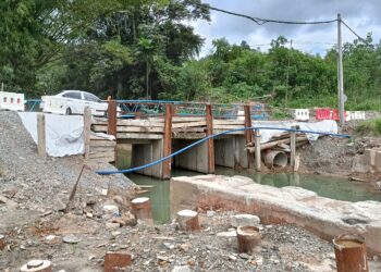 JAMBATAN sementera menyeberangi Sungai Bawang, di Kilometer 2.1, Jalan Tamparuli-Togop kembali dibuka selepas kerja pembaikan selesai hari ini. - UTUSAN/HARDY JOE
