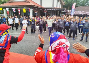 SAIFUDDIN Nasution Ismail (tengah) menyertai acara senamrobik pada peluncuran Kampung Temerlok, Trong sebagai Kampung Angkat Madani Agensi Penguatkuasaan Maritim Malaysia di Taiping hari ini. - UTUSAN