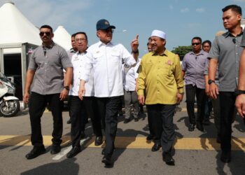 ANWAR Ibrahim (dua kiri) semasa hadir hadir ke Penutupan Program Madani Rakyat 2025 Kelantan di pekarangan Stadium Sultan Muhammad IV, Kota Bharu, Kelantan hari ini, - UTUSAN/KAMARUL BISMI KAMARUZAMAN