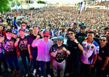 SHAMSUL Iskandar Md. Akin bergambar kenangan bersama peserta yang hadir pada Program RXZ Members 7.0 di Litar Permotoran Gong Badak, Kuala Nerus, Terengganu. -UTUSAN/PUQTRA HAIRRY