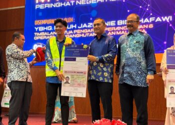 JAZMANIE  Shafawi  (dua dari kanan) menyampaikan replika lesen B2 kepada Muhammad Aqeef Asrad Zahari pada Majlis Penyerahan Lesen Memandu Program MyLesen B2 JPJ Kelantan di Politeknik Kota Bharu di Kok Lanas, Kota Bharu, Kelantan. - UTUSAN / ROSLIZA MOHAMED