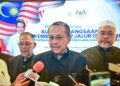 AHMAD Samsuri Mokhtar (tengah) bercakap kepada pemberita selepas Majlis Pelancaran Kempen Kibar Jalur Gemilang sempena Sambutan Hari Kebangsaan Peringkat Negeri Terengganu di Wisma Darul Iman, Kuala Terengganu, Terengganu. - UTUSAN/PUQTRA HAIRRY