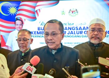 AHMAD Samsuri Mokhtar (tengah) bercakap kepada pemberita selepas Majlis Pelancaran Kempen Kibar Jalur Gemilang sempena Sambutan Hari Kebangsaan Peringkat Negeri Terengganu di Wisma Darul Iman, Kuala Terengganu, Terengganu. - UTUSAN/PUQTRA HAIRRY
