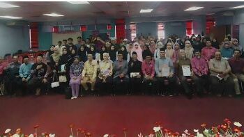 PARA pembentang kertas kerja dan peserta kolokium bersama-sama  Kamarudin Md. Noor.
