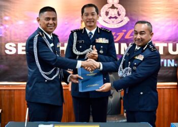 MOHD. Khairi Khairuddin (tengah) menyaksikan pertukaran tugas antara  Asisten Komisioner Polis Arsad Kamaruddin (dua dari kiri) kepada Suffian Sulaiman (dua dari kanan) pada Majlis Serah Tugas Timbalan Ketua Polis Terengganu di Ibu pejabat Polis Kontinjen (IPK) Terengganu, Kuala Terengganu. - UTUSAN/PUQTRA HAIRRY