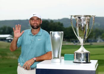 Scottie Scheffler bergambar dengan trofi Piala Kejuaraan JK Wadley Terbuka Persatuan Golf Barat (WGA) dan trofi Kejohanan BMW selepas pusingan akhir Kejohanan BMW 2025 di Kelab Golf Caves Valley, hari ini. - AFP
