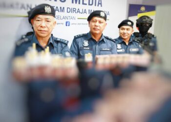 WAN Jamal Abdul Salam Wan Long (dua dari kiri) bersama pegawai menunjukkan rokok seludup semasa sidang akbar di Ibu Pejabat JKDM Kelantan, Kota Bharu, Kelantan-UTUSAN/KAMARUL BISMI KAMARUZAMAN.