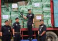 SHAZELI Kahar (dua dari kanan) bersama lori pengangkut barang berisi rokok tidak bercukai kastam yang dirampas di Plaza Tol MEX, Lebuhraya KL-Putrajaya, Cyberjaya pada 3 Ogos lalu.