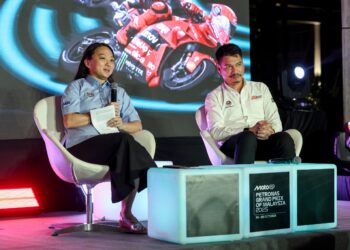 MENTERI Belia dan Sukan, Hannah Yeoh (kiri) bersama Ketua Pegawai Eksekutif Litar Antarabangsa Sepang (SIC) PETRONAS, Azhan Shafriman Hanif bercakap pada sidang akhbar Grand Prix Petronas Malaysia 2025 di TRX City Park di sini hari ini.
