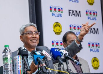 Pemangku Presiden FAM, Datuk Mohd Yusoff Mahadi mengadakan sidang media susulan peletakan jawatan bekas Presiden FAM, Datuk Mohd Joehari Mohd Ayub di Wisma FAM, semalam. Turut hadir Timbalan Presiden FAM, Datuk S. Sivasundram.