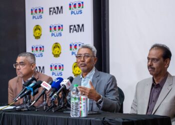 PEMANGKU Presiden FAM, Datuk Mohd Yusoff Mahadi mengadakan sidang media susulan peletakan jawatan bekas Presiden FAM, Datuk Mohd Joehari Mohd Ayub di Wisma FAM, Semalam. Turut hadir Timbalan Presiden FAM, Datuk S. Sivasundram Sithamparam dan Setiausaha Agung FAM, Noor Azman Rahman (kiri). Foto : Saddam Yusoff