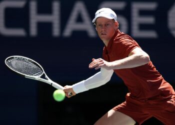 Jannik Sinner bermain pukulan depan menentang Denis Shapovalov dari Kanada semasa perlawanan Pusingan Ketiga Perseorangan Lelaki Terbuka AS 2025 di Pusat Tenis Kebangsaan USTA Billie Jean King di New York, hari ini. - AFP