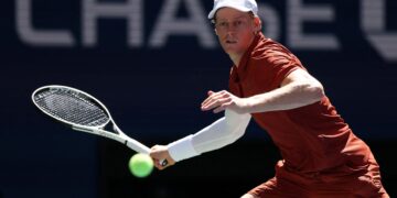 Jannik Sinner bermain pukulan depan menentang Denis Shapovalov dari Kanada semasa perlawanan Pusingan Ketiga Perseorangan Lelaki Terbuka AS 2025 di Pusat Tenis Kebangsaan USTA Billie Jean King di New York, hari ini. - AFP