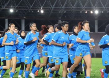 Skuad wanita kebangsaan menjalani latihan di Stadium Bola Sepak Kuala Lumpur, Cheras, kelmarin menjelang menentang Iran dalam Kelayakan Piala Asia B-20 2026 malam ini. - IHSAN FAM