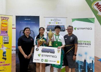 ANDRIK Lim (dua kanan) dan Goh Zhi Xuan (dua kiri) bergambar bersama trofi masing-masing selepas menjuarai Kejohanan Trofi Sharon Wee 2025 di Kompleks MAKSAK, Batu Berendam, Melaka, hari ini.