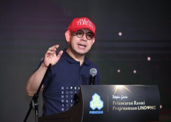 STEVEN Sim Chee Keong berucap pada Majlis Gala Pelancaran Penjenamaan Lindung di  Kuala Lumpur , hari ini. - UTUSAN/ISKANDAR ISHAK