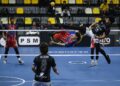 PEMAIN Terengganu Turtles,  Muhammad Khairul Aman (kanan) menghalang bola rejaman pemain Johor Tigris, Teerapat Deecharoen pada saingan STL GP Perak di Stadium Indera Mulia di Ipoh hari ini. - UTUSAN/MUHAMAD NAZREEN SYAH MUSTHAFA