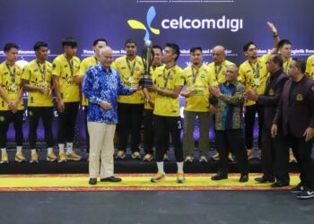 SULTAN Nazrin Muizzuddin Shah menyampaikan trofi kepada pasukan Perak Bison yang muncul juara STL GP Perak selepas menundukkan Kelantan Warriors dalam perlawanan akhir di Stadium Indera Mulia di Ipoh. - UTUSAN/MUHAMAD NAZREEN SYAH MUSTHAFA