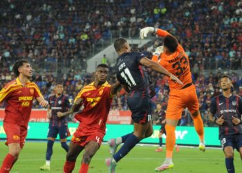 Penjaga Selangor FC Kalamullah Al Hafiz menumbuk bola keluar ketika diasak penyerang Johor Darul Ta'zim (JDT), Jairo De Macedo pada perlawanan Sumbangsih 2025/2026 di Stadium Sultan Ibrahim, Iskandar Puteri, Sabtu lalu. UTUSAN/RAJA JAAFAR ALI