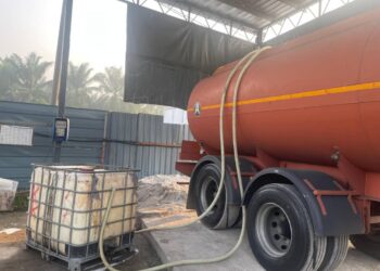 SUSU getah dipindahkan dari lori tangki ke tangki IBC berkapasiti 1,000kg menggunakan hos paip ketika serbuan di jalankan di sebuah premis di Kamunting, Taiping semalam.