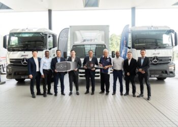 Derrick Sim (tiga dari kiri) bersama pengurusan kanan lain Swift Haulage Berhad dan Hap Seng Trucks Distribution.