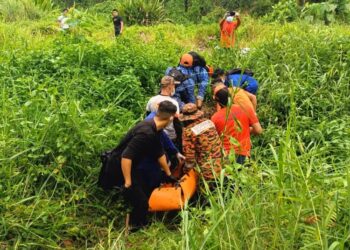 MAYAT lelaki yang hilang selepas keluar mencari sayur ketika dibawa keluar dari kawasan semak pada jarak kira-kira radius 50 meter dari Pusat Kawalan Operasi.