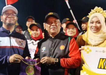 ZULKIFLI Hasan (kiri) bersama kontinjen Kedah pada  Majlis Perasmian Multaqa Mahkamah Syariah Negeri Perak 2025 (MuM'S 2025) di Stadium UPSI, Tanjung Malim. - UTUSAN