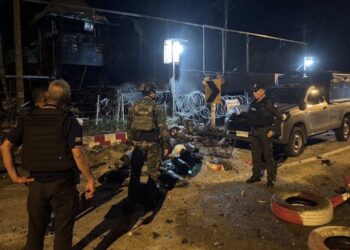 ANGGOTA pasukan keselamatan Thailand melakukan pemeriksaan di lokasi letupan bom kereta di pusat pemeriksaan di Kampung Khok Mafueang, Mukim Salamai, Tak Bai, Narathiwat, Thailand di sini malam tadi. - IHSAN POLIS THAILAND