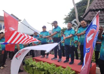 TAKIYUDDIN Hassan (tiga dari kanan) menyempurnakan pelepasan peserta larian 'Batik Fun Run' anjuran MPKB-BRI di Dataran Masjid Muhammadi, Kota Bharu, Kelantan hari ini. - UTUSAN/MUSTAQIM MOHAMED