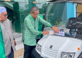 TAKIYUDDIN Hassan melakukan gimik menampal nombor plat kenderaan buggy yang akan digunakan sempena Muktamar Pas ke-71 di Kompleks Pas Kedah, Kota Sarang Semut, Alor Setar.