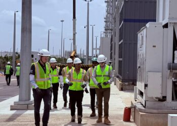 ABD. Mutalib Abd. Gapar (tengah) yang mengetuai delegasi Persatuan Keselamatan dan Kesihatan Pekerjaan Malaysia (MiSHA) mendengar penerangan semasa melakukan lawatan ke tapak pembinaan Hyderabad Data Centre anjuran Fluor Daniel (India) Private Limited di Hyderabad, India, baru-baru ini.